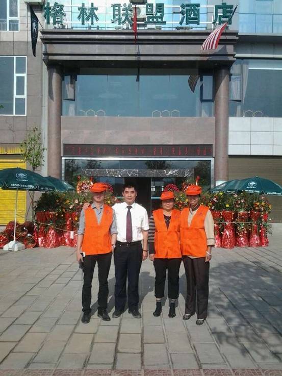 公司梁經理與格林聯(lián)盟酒店洗衣房員工的合影
